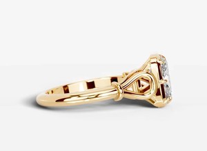 Bague de fiançailles et de mariage élégante et luxueuse en argent sterling 925 plaqué or 14 carats avec moissanite taille coussin longue 8x10mm sertie à griffes - Product Image 2