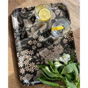 Bandeja de Servir Moderna de Lujo en Verde Menta con Borde de Latón Dorado, Bandeja Decorativa Rectangular de Metal para Comida, Café, Mesa, Decoración de Vanidad - Product Image 5