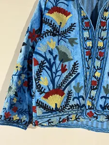 Chaqueta Vintage Boho Azul Cielo de Terciopelo con Bordado Floral Suzani a Mano, Cuello Alto y Manga Larga, Ropa de Abrigo de Primavera para Mujer - Product Image 3
