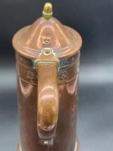 Carafe en cuivre gaufré vintage avec couvercle et motif floral pour événements de restauration, cuisine, salle à manger et présentation décorative, provenant d'Inde - Product Image 4