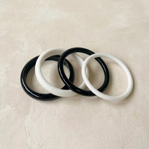 Joyería de Moda Hecha a Mano, Juego de Brazaletes de Resina con Escultura Artística, Acabado Brillante en Blanco y Negro, Regalo Artesanal para Cumpleaños - Product Image 3
