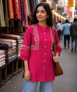 Tunique Kurta Rose Brodé en Matériaux Recyclés Coupe Classique pour Femme en Coton Haut Ethnique Traditionnel Boutonné Devant Trois Quarts - Product Image 1