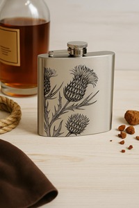 Flacons à liqueur en métal argenté de qualité supérieure, motif floral noir, parfaits pour les longues balades et les voyages routiers, et cadeau de retour unique. - Product Image 5