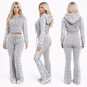 Conjuntos de punto gofrado personalizados para mujer: Sudadera corta con cremallera y pantalones acampanados. Atuendo de lujo de dos piezas para estar en casa y estilo urbano. - Product Image 2