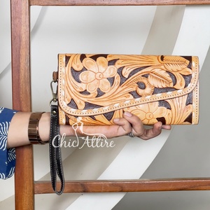 Cartera de Lujo de Alta Moda Hecha a Mano con Cuero Repujado, Nuevo Diseño Floral, para Mujer, con Espacio para Efectivo y Tarjetas ATM, con Correa Larga para la Muñeca - Product Image 1