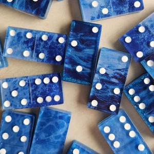 Fabrication sur mesure de jeux de dominos miniatures de haute qualité, écologiques, en résine, double six, avec boîte personnalisée en couleur. - Product Image 1