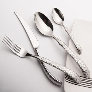 Ensemble de couverts en métal au style minimaliste, design épuré, ustensiles en acier inoxydable, idéal pour les tables à manger modernes et l'esthétique de la cuisine. - Product Image 2