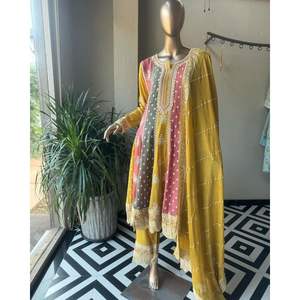 Hermoso Conjunto de Salwar Kameez de Algodón Beige - Top, Pantalón Plazzo con Trabajo de Lentejuelas, Talla 42, Ropa Casual - Product Image 3