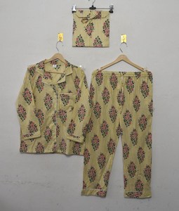 Conjunto de Pijama Elegante y Lujoso 100% Algodón con Estampado a Mano, Transpirable, con Botones, Mangas Cortas, Cuello Camisero y Cintura Elástica - Product Image 1