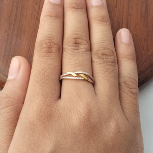 Bague en or massif 18 carats avec diamants, design croisé, pavé, élégante et minimaliste, pour femme, bijou raffiné, cadeau - Product Image 3