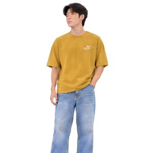 เสื้อยืดคอกลมสีเหลืองมัสตาร์ดทรงโอเวอร์ไซส์สำหรับผู้ชาย พร้อมกางเกงยีนส์สีฟ้าอ่อนทรงหลวม สไตล์ลำลองแนวสตรีทแวร์ - Product Image 1