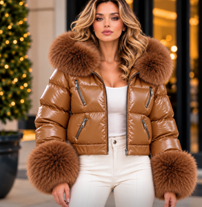 Piumino trapuntato in pelle da donna con collo e polsini in pelliccia / Cappotto invernale alla moda - Product Image 1