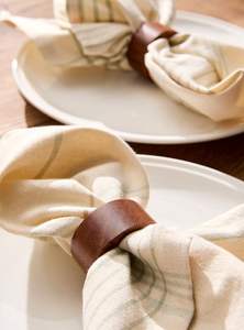 Anillo para Servilletas de Madera Rústica Inspirado en la Naturaleza que Realza la Belleza Natural de la Mesa con un Atractivo Sostenible y Atemporal - Product Image 6