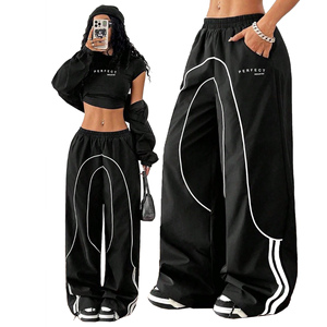 Ensemble de jogging 2 pièces personnalisé pour femme – Survêtement personnalisé de haute qualité avec sweat à capuche court uni et pantalon évasé – Survêtement vierge - Product Image 5