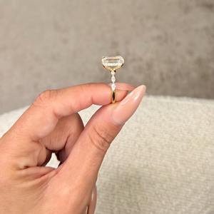 Anillo de Compromiso con Diamante Cultivado en Laboratorio de Corte Esmeralda de 6.50 Quilates, Halo Oculto con Piedras Laterales, Certificado IGI, Anillo de Propuesta de Oro de 14k - Product Image 3