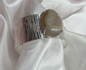 กำไลข้อมือทรงรีประดับด้วยหินธรรมชาติแบบดรูซี่  แบบปรับขนาดได้ - Product Image 3
