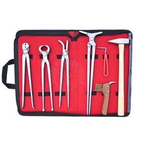 Herramientas de Herrador para el Cuidado de Pezuñas de Caballos con Separador de Pezuñas, Clavador de Clavos, Martillo de Herrador, Herramienta de Extracción, Cepillo de Limpieza, Gancho Recolector y Estuche - Product Image 1