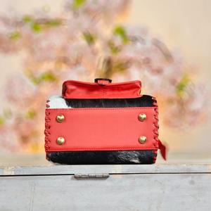 Bolso de mano de cuero vacuno de lujo con asas trenzadas y correa cruzada con cierre de cremallera - Product Image 5