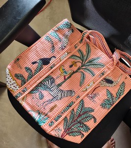 Bolsos de Viaje Acolchados en Oferta, Bolsos de Hombro Personalizados con Estampados Coloridos de Animales y Plantas, Bolsas de Compras para Uso en Todas las Estaciones - Product Image 4