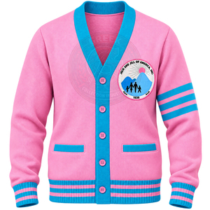 เสื้อคาร์ดิแกนมหาวิทยาลัยแบบกำหนดเอง แจ็คแอนด์จิล สีฟ้าอ่อน เสื้อสเวตเตอร์ถักพรีเมียมสำหรับผู้หญิง ปักตราสัญลักษณ์ กระดุมมุก ทรงคลาสสิก - Product Image 3