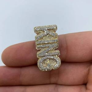Anillo de declaración unisex de plata de ley 925 con letras personalizadas estilo Iced Out, con incrustaciones de moissanita VVS de alto brillo y diseño Drip. - Product Image 4
