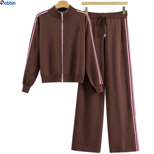Conjunto Deportivo de Invierno para Mujer con Logotipo Personalizado, Chaqueta con Cierre Completo y Pantalones Acampanados de 2 Piezas con Forro Polar Ecológico - Product Image 5