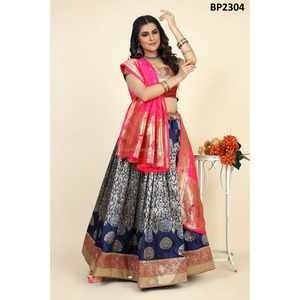 Lehenga choli แบบดั้งเดิม

ได้รับสัมผัสแบบดั้งเดิมกับรูปลักษณ์ของคุณประดับด้วยวัสดุ jacquard lehenga ที่ตกแต่งด้วย All-O - Product Image 2