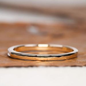 Anillo Minimalista de Moissanita con Corte de Banda, Chapado en Oro sobre Plata de Ley 925, con Engaste de Garras, Apilable, para Compromiso, Boda o Aniversario, para Mujer - Product Image 3