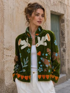 Veste brodée Suzani en velours vert olive faite à la main style bohème pour femme, avec broderies d'oiseaux et de cœurs, manteau tendance pour festival - Product Image 3