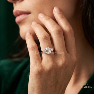 Bague à trois pierres en diamant de forme poire cultivé en laboratoire, avec pierres latérales rondes, en or massif, bague unique pour votre petite amie - Product Image 4