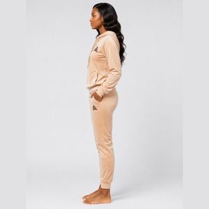 Survêtement en velours de luxe pour femme, doté d'un tissu léger, d'une sensation chaude et d'un ajustement confortable, idéal pour les tenues décontractées, la vente au détail et les commandes en gros. - Product Image 2