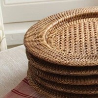 Assiettes de chargeur en rotin de haute qualité de 13 pouces pour la table de dîner événements de mariage vente en gros en osier naturel rustique
