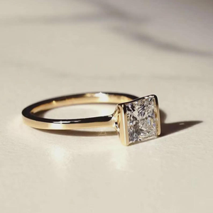 Anillo de Oro con Moissanita Corte Princesa 14K 18K, Anillo de Compromiso para Mujer, Anillo Solitario Cuadrado con Engaste de Bisel, Joyería Minimalista - Product Image 3