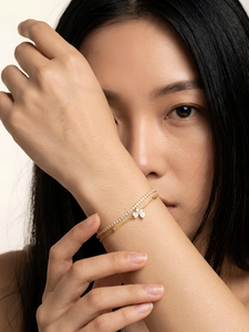 Bracelet manchette Golden Flora Tennis Whisper - JURA JEWELS, serti de fleurs géométriques, plaqué or anti-ternissement, cadeau classique pour femme - Product Image 4