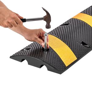 Confezione da 2 Dossi Rallentatrici in Gomma Resistenti da 1,8 m, Capacità di Carico 22.000 libbre/asse, Protezione Cavi 72, per Traffico Stradale, 2 Canali - Product Image 2