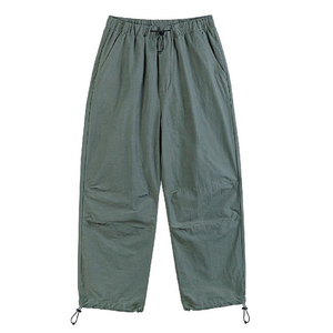 Pantalones Parachute Negros, Cintura Elástica, Largura hasta la Rodilla, Corte Holgado, Transpirables, 100% Poliéster, Color Sólido, Puños con Cordón, Estilo Casual - Product Image 3