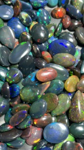 Opal noir naturel à prix abordable, cabochons de formes et tailles variées, pierres pour la fabrication de bijoux, fournisseur en gros Trimurti Gems, évalué par une tierce partie - Product Image 3