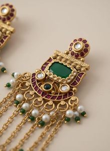 Pendientes Kashmiríes de Lujo Chapados en Oro para Mujer |   Pendientes Étnicos Tradicionales con Piedra Verde y Borlas de Perlas |   Nupcial - Product Image 2