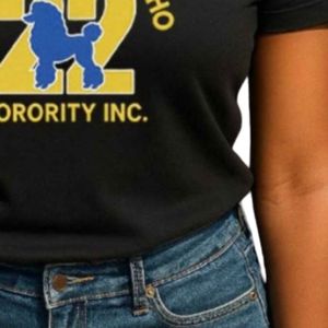 T-shirt noir SGRHO Poodle 22 pour femme, élégant, avec imprimé graphique de sororité, manches courtes, col rond, doux, confortable, décontracté, à la mode - Product Image 6