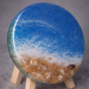 แผ่นเรซิ่นลายคลื่นทะเลพร้อมฐานไม้ ชุดจานรองแก้วลายชายหาดทำมือ จาก REHMAN CRAFT - Product Image 2