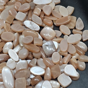 Lote de Cabujones de Piedra Lunar Melocotón Natural, Formas Mixtas, Tamaños Variados, para Fabricación de Joyas - Product Image 1