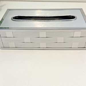 Boîte à mouchoirs vintage en métal argenté tressé pour comptoir ou mur Stylebuilt Style - Product Image 3