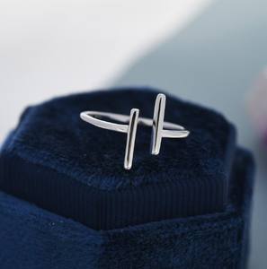 Anillo Abierto Asimétrico de Plata de Ley, Anillo de Barras Paralelas Ajustable, Anillo Minimalista Apilable con Circonitas, Anillo con Circonitas - Product Image 3