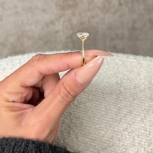 Anillo de Compromiso Solitario Clásico Personalizable con Diamante Ovalado de 2.5 Quilates Cultivado en Laboratorio, Oro Amarillo de 14K, Chapado en Oro, Certificado IGI, Fino - Product Image 5
