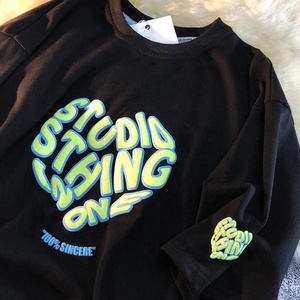 เสื้อยืดแขนยาวโอเวอร์ไซส์ Studio Sing One สำหรับผู้ชาย สไตล์สตรีทแวร์ ผ้าเจอร์ซีย์คอตตอน คอกลม พิมพ์ลายนูน 3 มิติ สีดำ - Product Image 1
