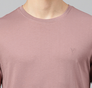 Camiseta básica de algodón para hombre OEM, de corte regular, manga corta, ligera, informal, para entrenamiento deportivo, viajes y uso diario. - Product Image 4