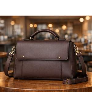 Bolso tote de cuero gris, similar en estilo al bolso tote de cuero de la colección HC o productos de marcas pakistaníes como bags. - Product Image 6