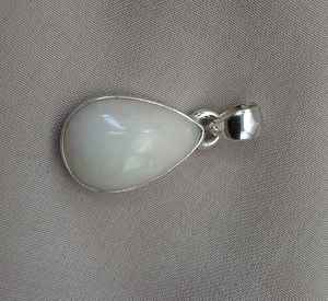 Pendentif en opale blanche naturelle en forme de poire, argent sterling 925, bijou artisanal en cabochon - Product Image 5