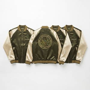 Großhandel Satin-Bomberjacke Marineblau Gold Otter-Stickerei Varsity-Mantel mit Reißverschluss Vorne Direkt vom Hersteller - Product Image 6