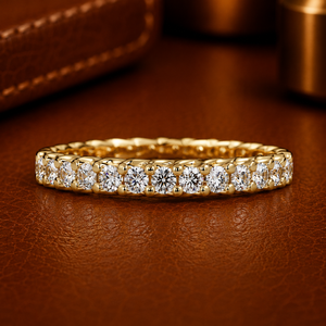 Anillo de Eternidad Completo con Diamantes Cultivados en Laboratorio, Corte Brillante, Chapado en Rodio sobre Oro Amarillo de 14K/18K, DEF-VVS, 0.90 CTW, Diseño Moderno - Product Image 1